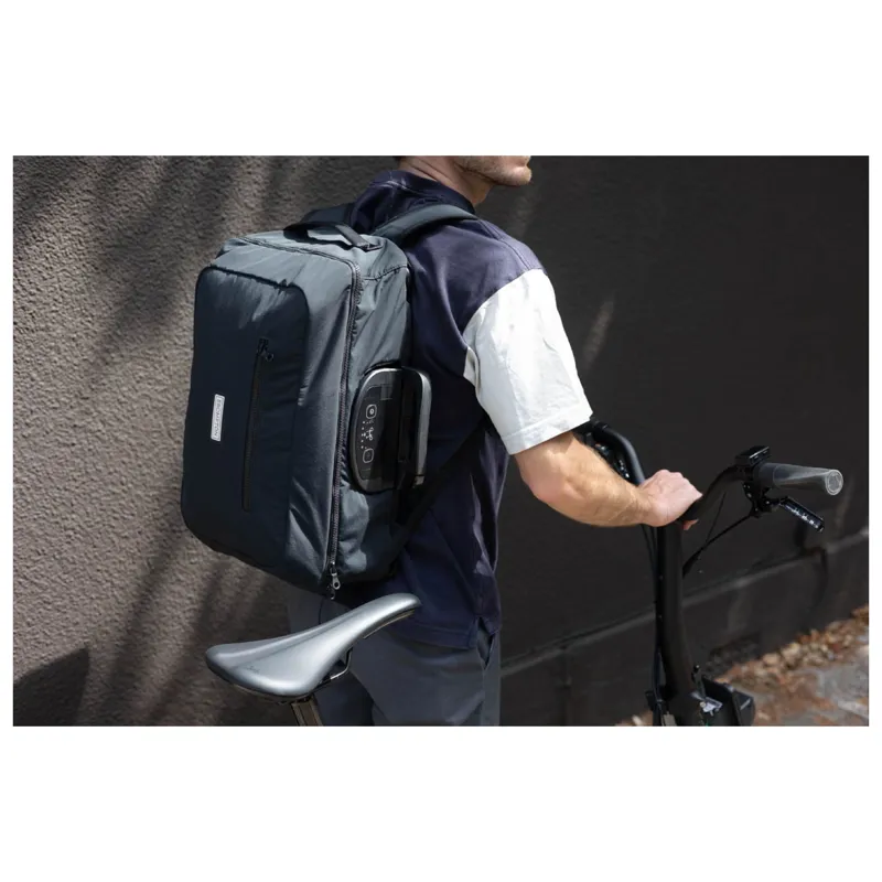 Brompton Electric Backpack Medium in Black-11