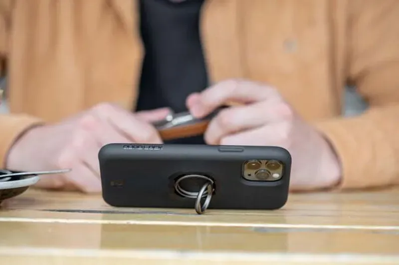 Quad Lock V2 Phone Ring/Stand in Black-4